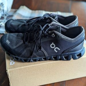 FREE SHIPPING ON running shoe, size 10